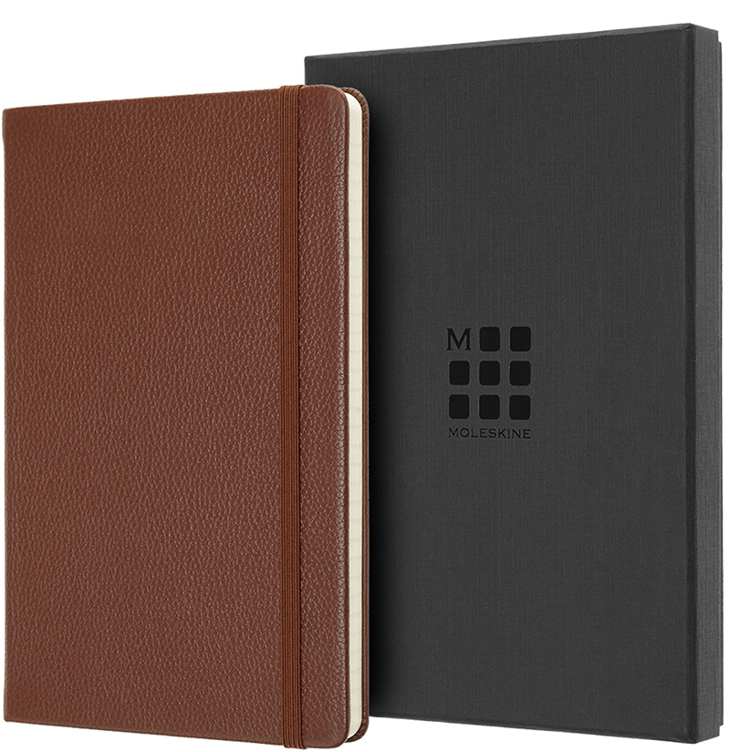 

Записная книга Moleskine Leather 13 х 21 см 176 страниц в линейку Коричневая в подарочной упаковке (8058647620701)