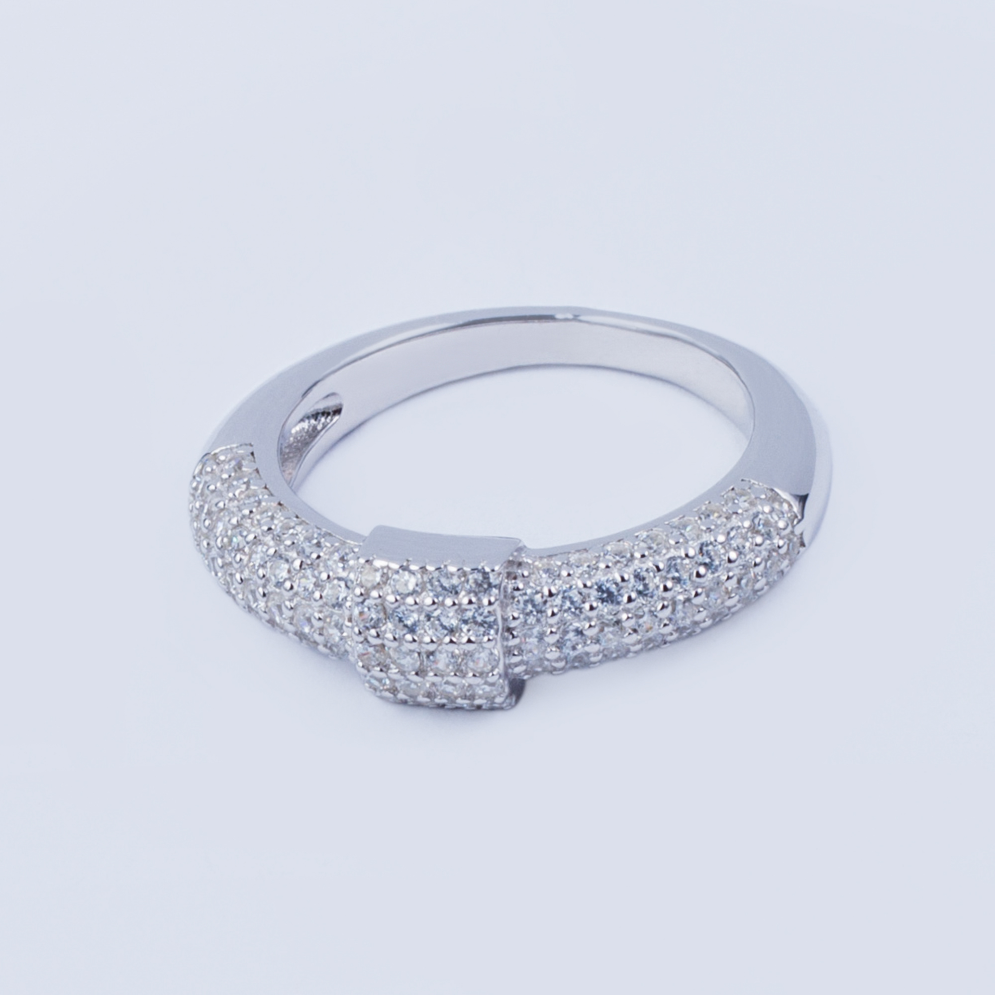 

Каблучка TOP Silver размер 17,0 4,22 г 510042б