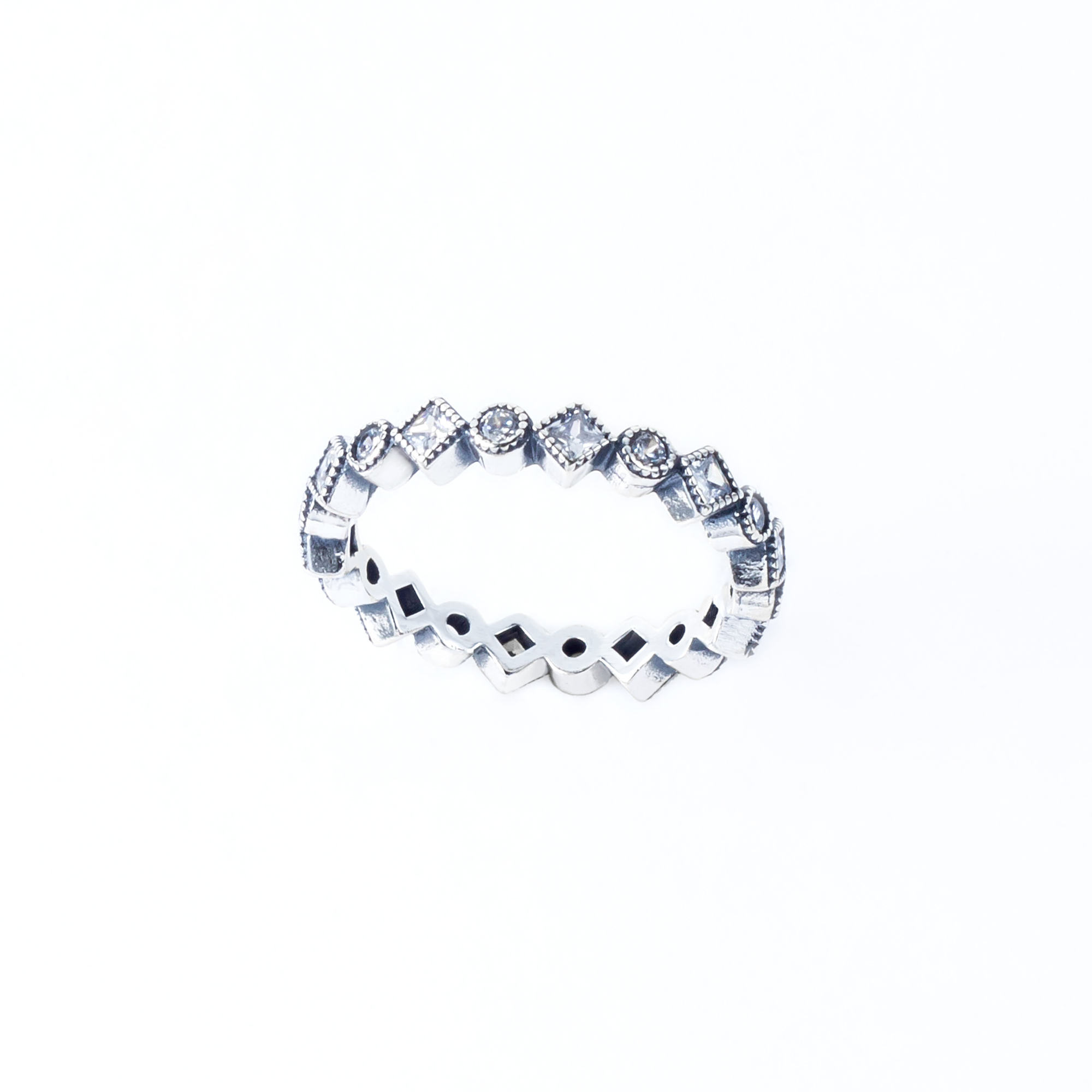 

Каблучка TOP Silver размер 18,0 2,70 г 510303б