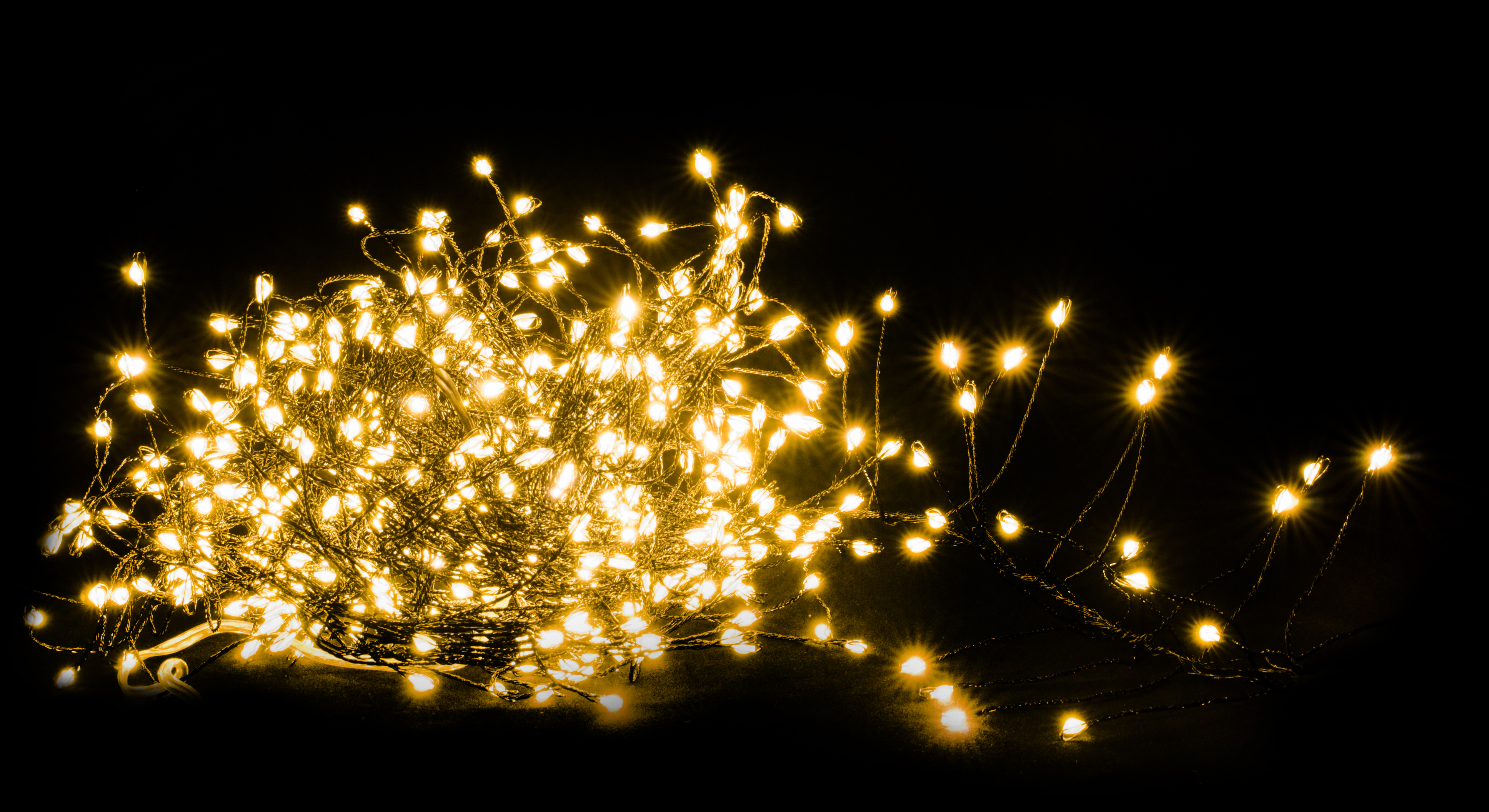 

Светодиодная гирлянда-кластер Luca Lighting Черная струна теплый белый 14 м (8718861852929)