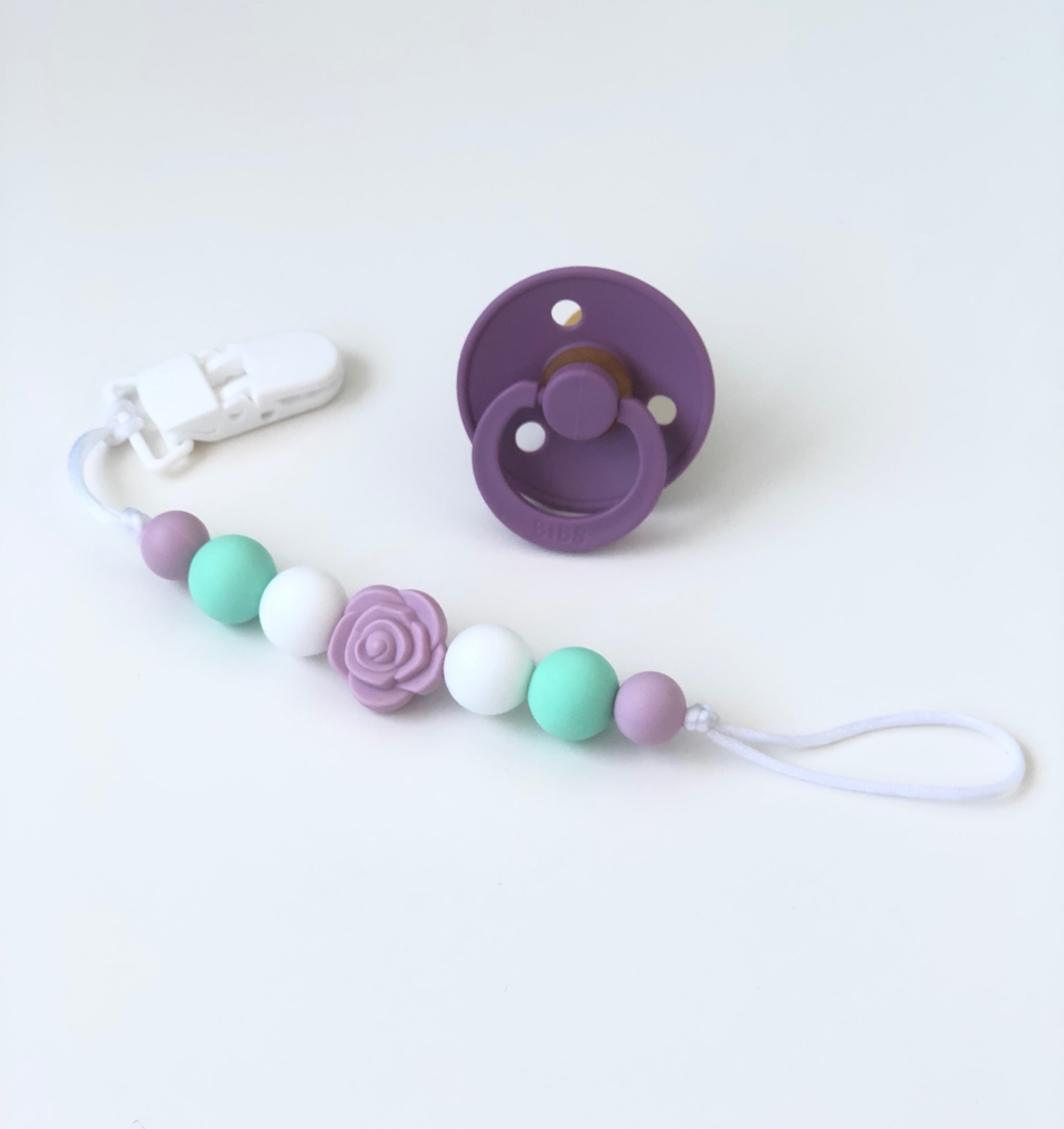 

Пустышка BIBS COLOUR и держатель Баловень Purple Rose