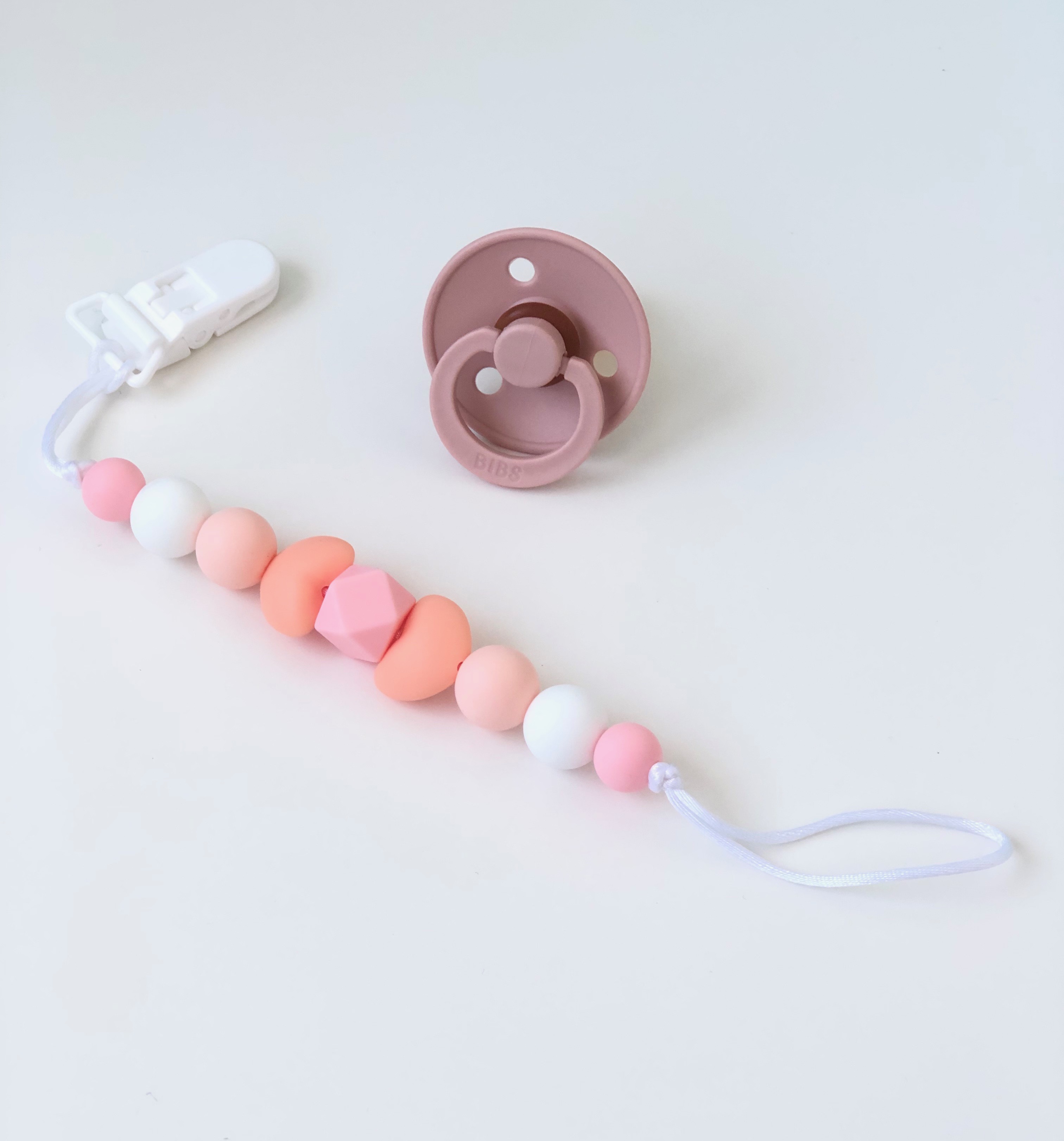 

Пустышка BIBS COLOUR и держатель Баловень Light