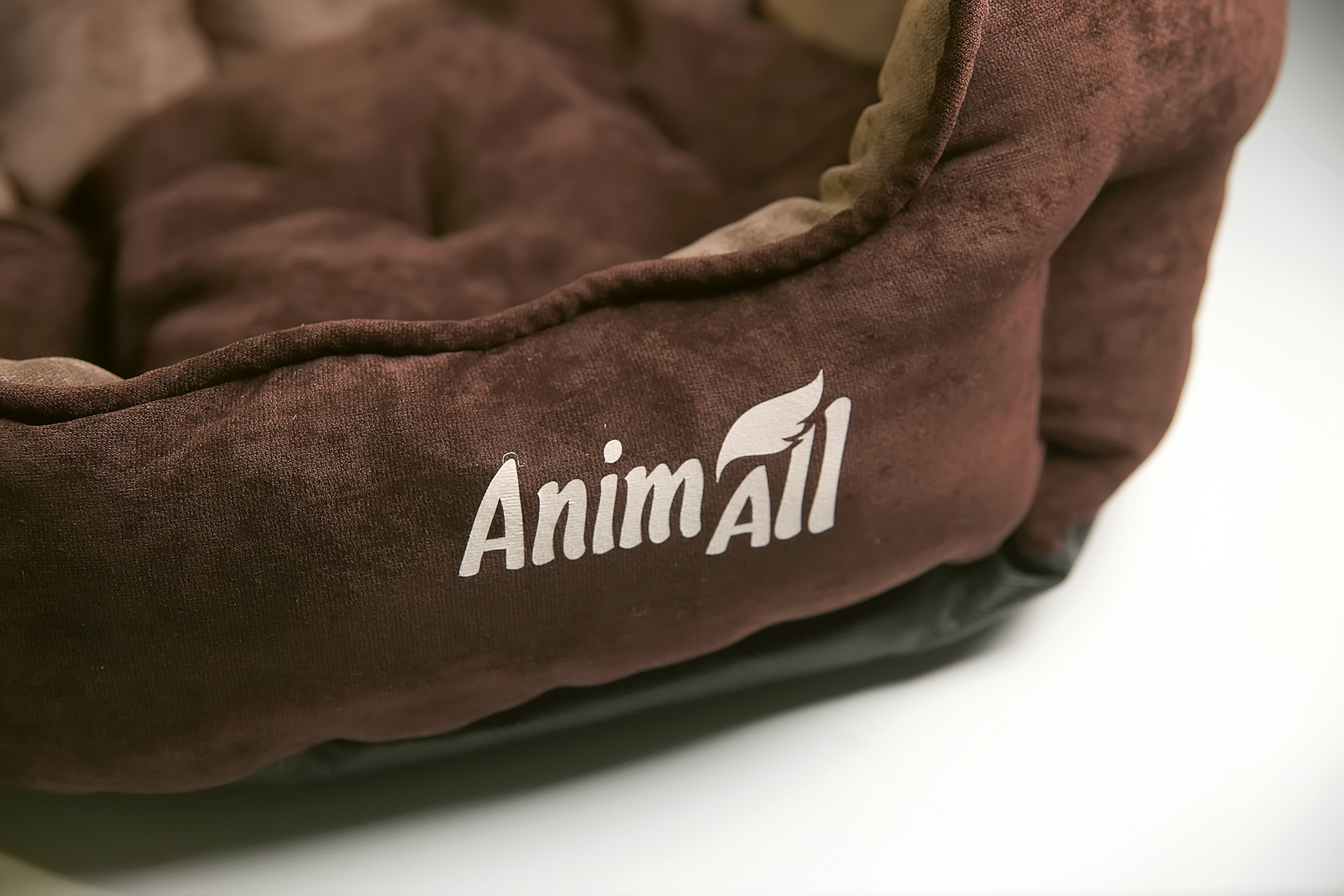 

Лежак для собак и кошек AnimAll Royal Velours M Шоколадно-бежевый