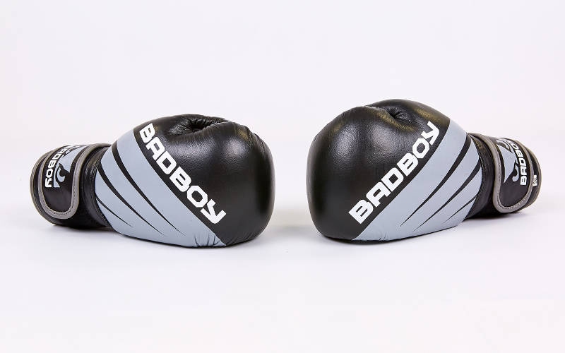 

Перчатки для бокса и единоборств Bad Boy MA-6738-BK (14 унции)