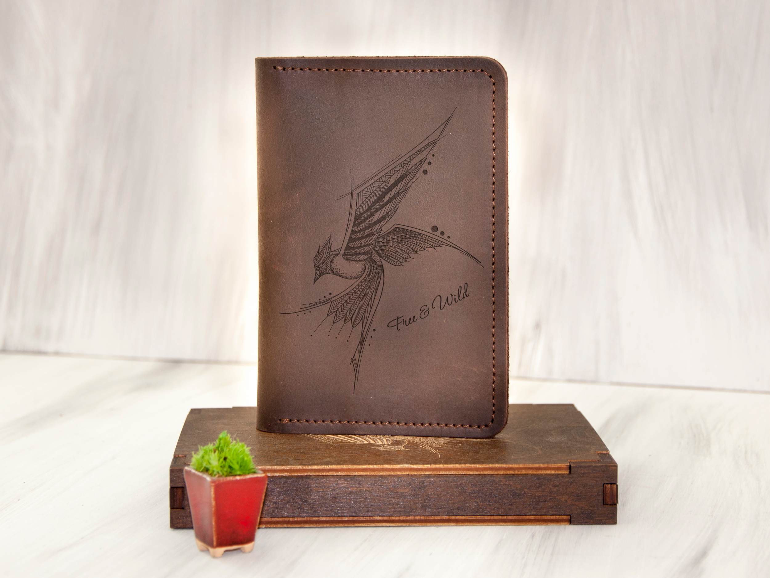 

Кожаный тревел-кейс "Птица" в деревянной подарочной коробке Dark Brown WOODPRESENT