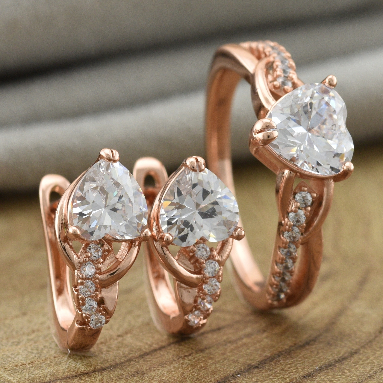 

Набор Xuping 30392 кольцо 20р + серьги 15х7 мм белые фианиты позолота РО