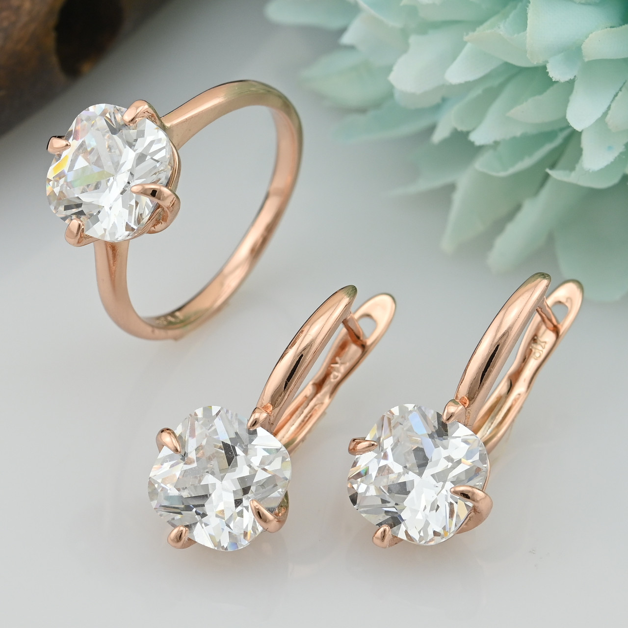 

Набор Xuping 30388 кольцо размер 18 + серьги 21х9 мм белые фианиты вес 7.5 г позолота РО