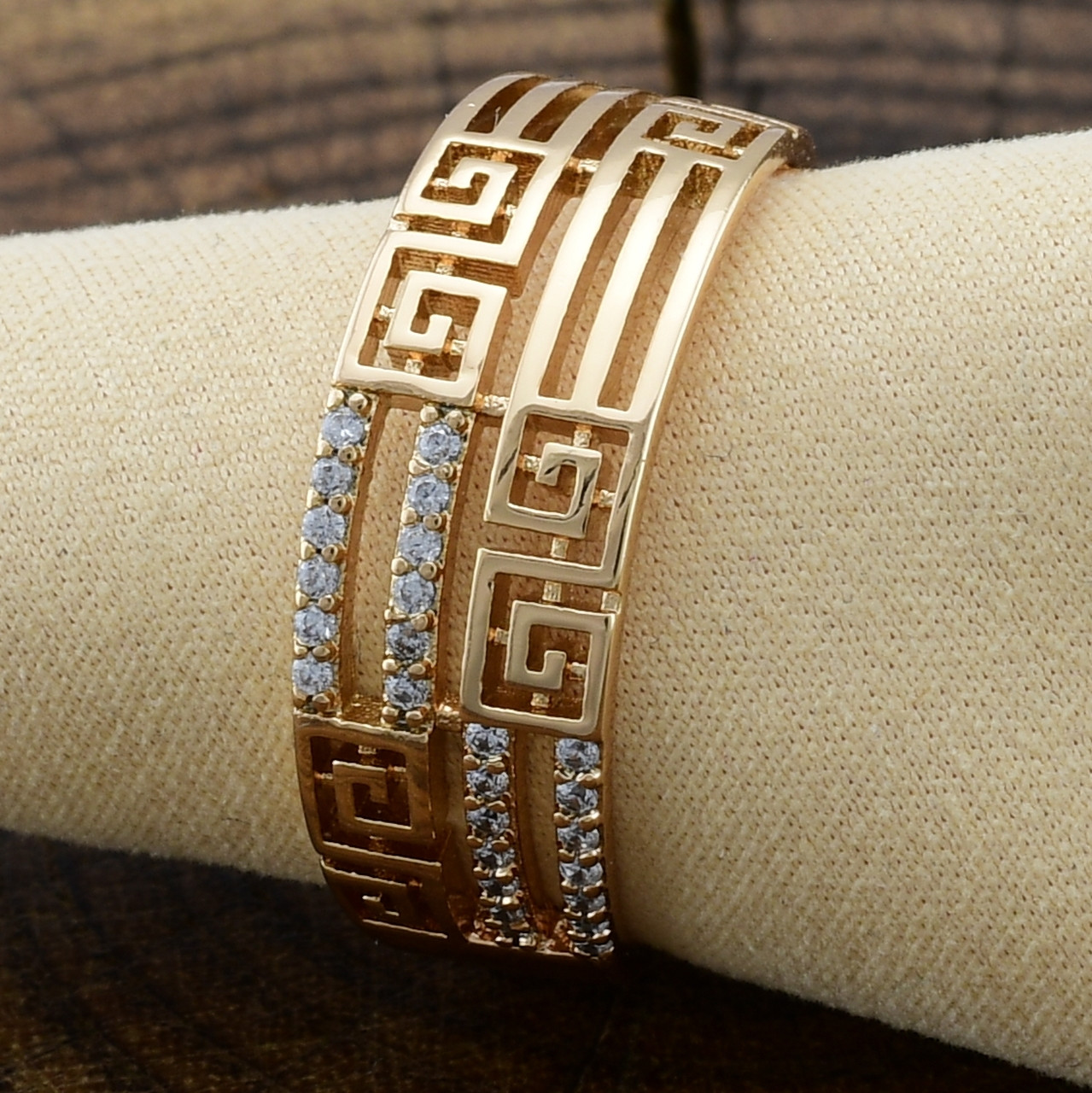 

Кольцо Xuping 14233 размер 18 ширина 8 мм вес 2.7 г белые фианиты позолота 18К