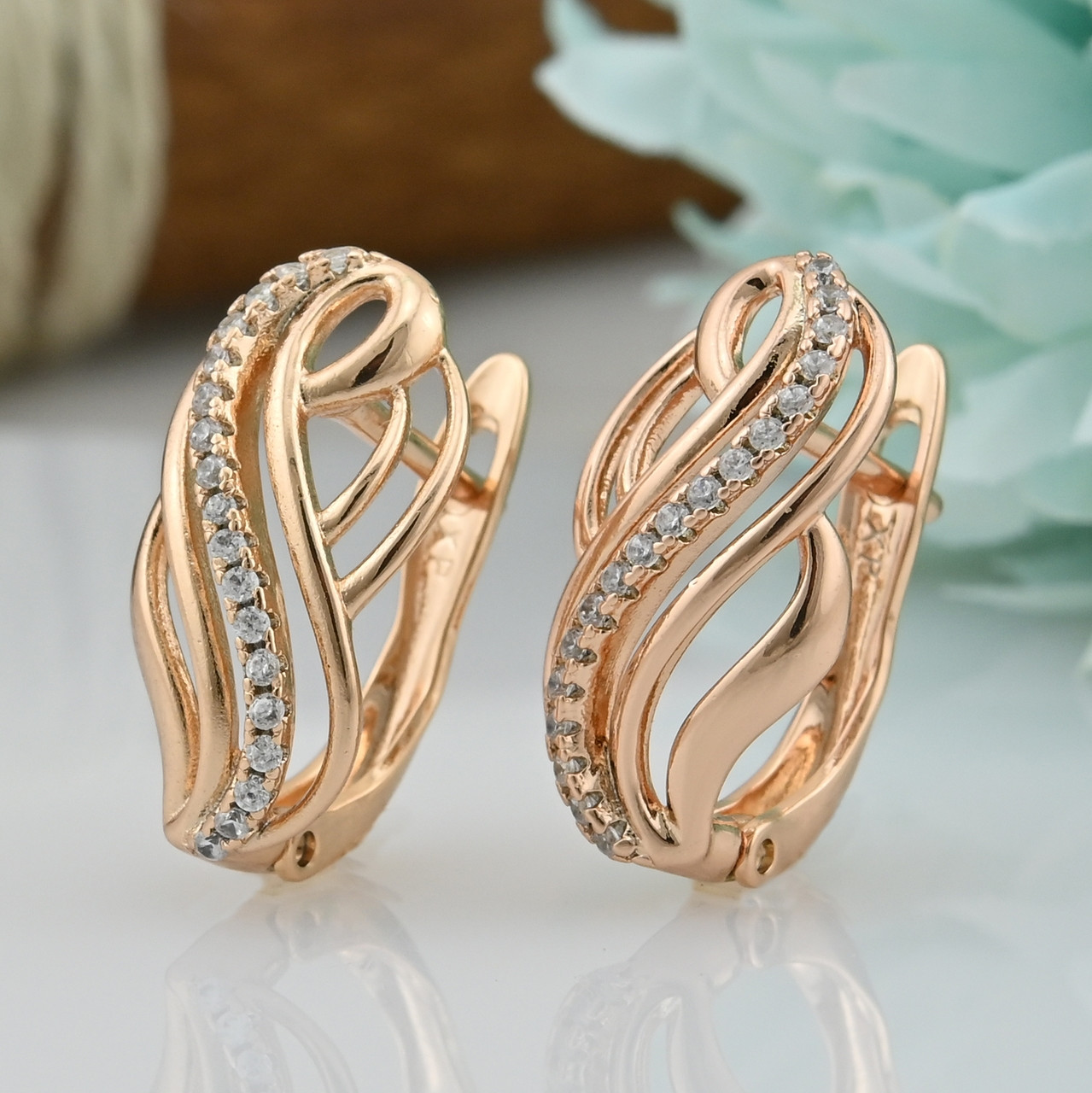 

Серьги Xuping 30521 размер 18х9 мм вес 2.5 г белые фианиты позолота 18К