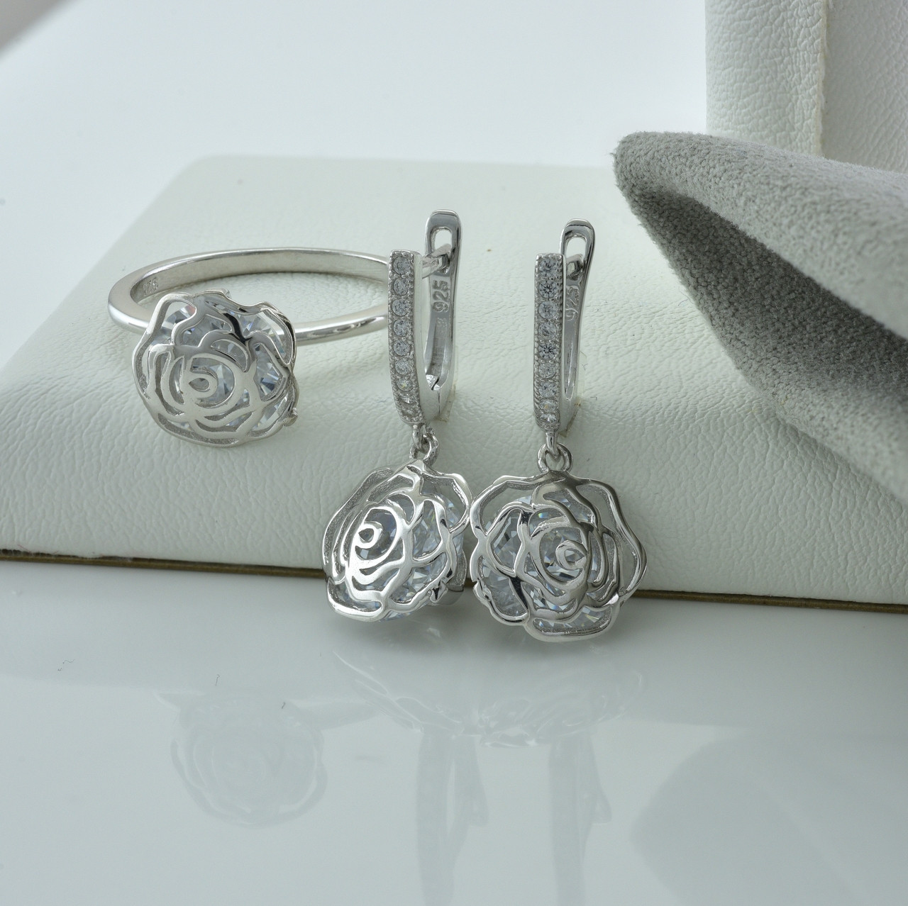 

Серебряный набор кольцо размер 19 + серьги 26х10 мм вставка белые фианиты вес 9.4 г