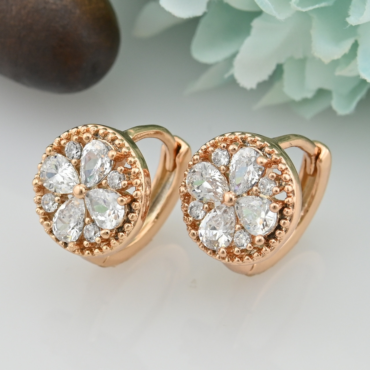 

Серьги Xuping 30495 размер 12х10 мм белые фианиты вес 3.9 г позолота 18К