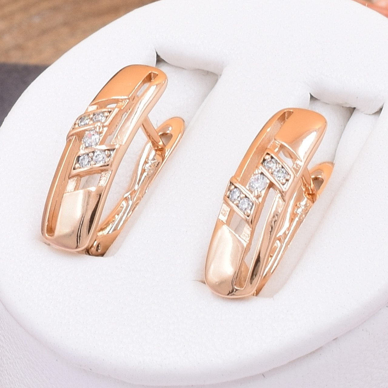 

Серьги Xuping 30457 размер 18х5 мм вес 2.2 г белые фианиты позолота 18К