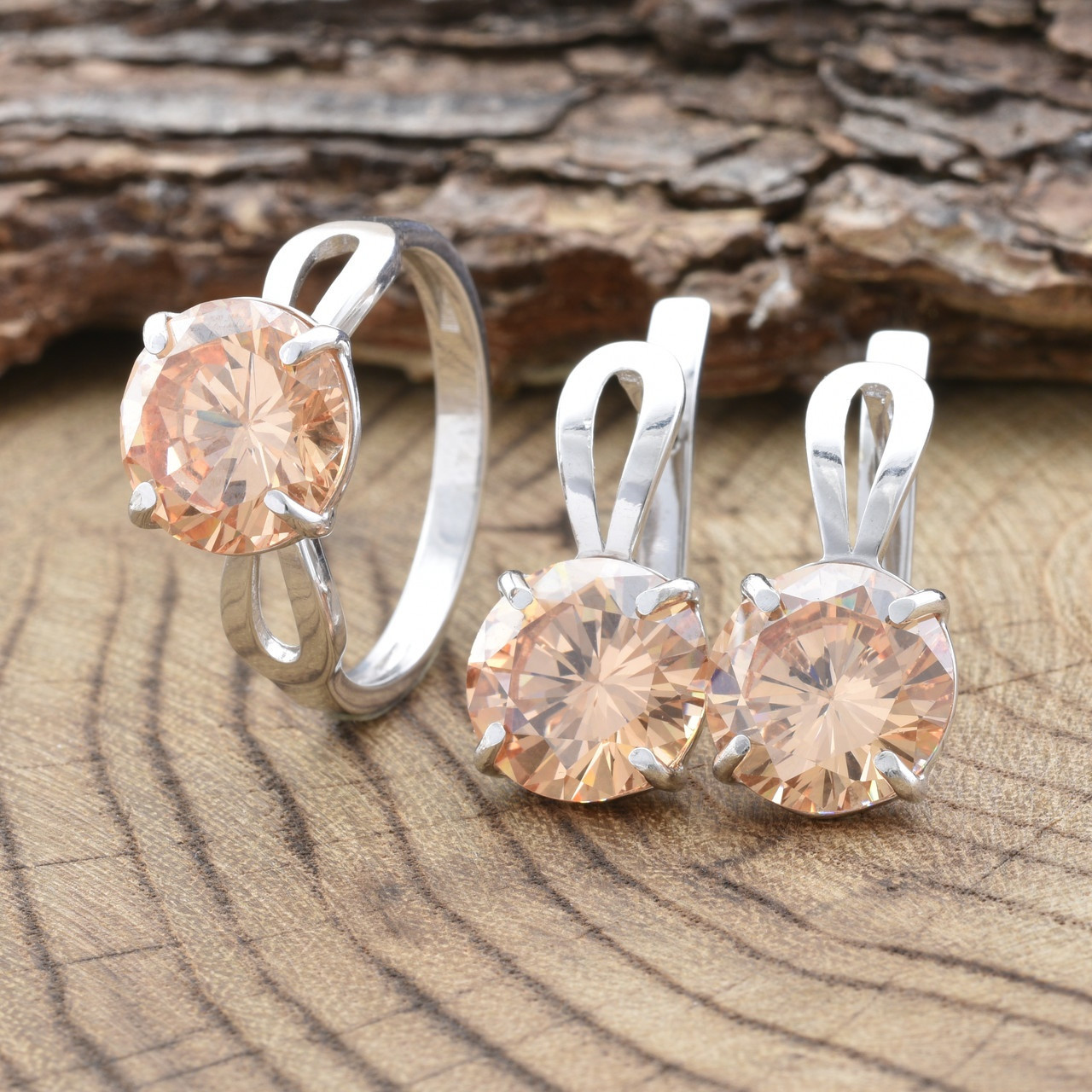 

Серебряный набор Ш640 кольцо размер 17.5 + серьги 20х10 мм вставка фианиты цвет шампань