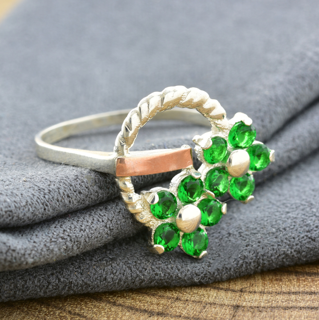 

Серебряное кольцо Фиалка, вставка зелёные фианиты, вес 2.81 г, размер 17