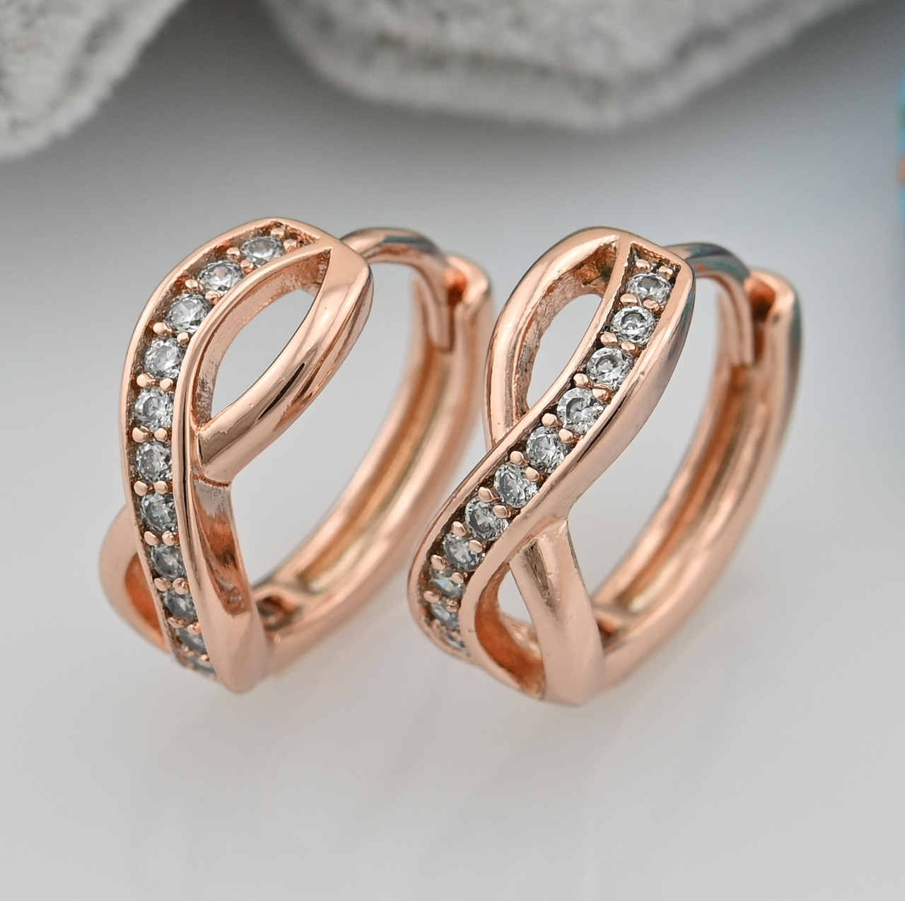 

Серьги Xuping 30529 размер 14х5 мм белые фианиты вес 2.0 г позолота РО