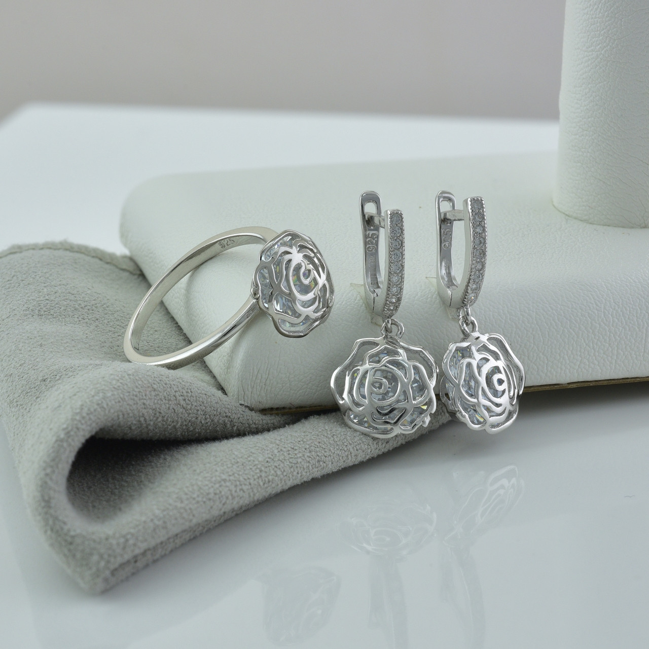 

Серебряный набор кольцо размер 20 + серьги 26х10 мм вставка белые фианиты вес 9.4 г