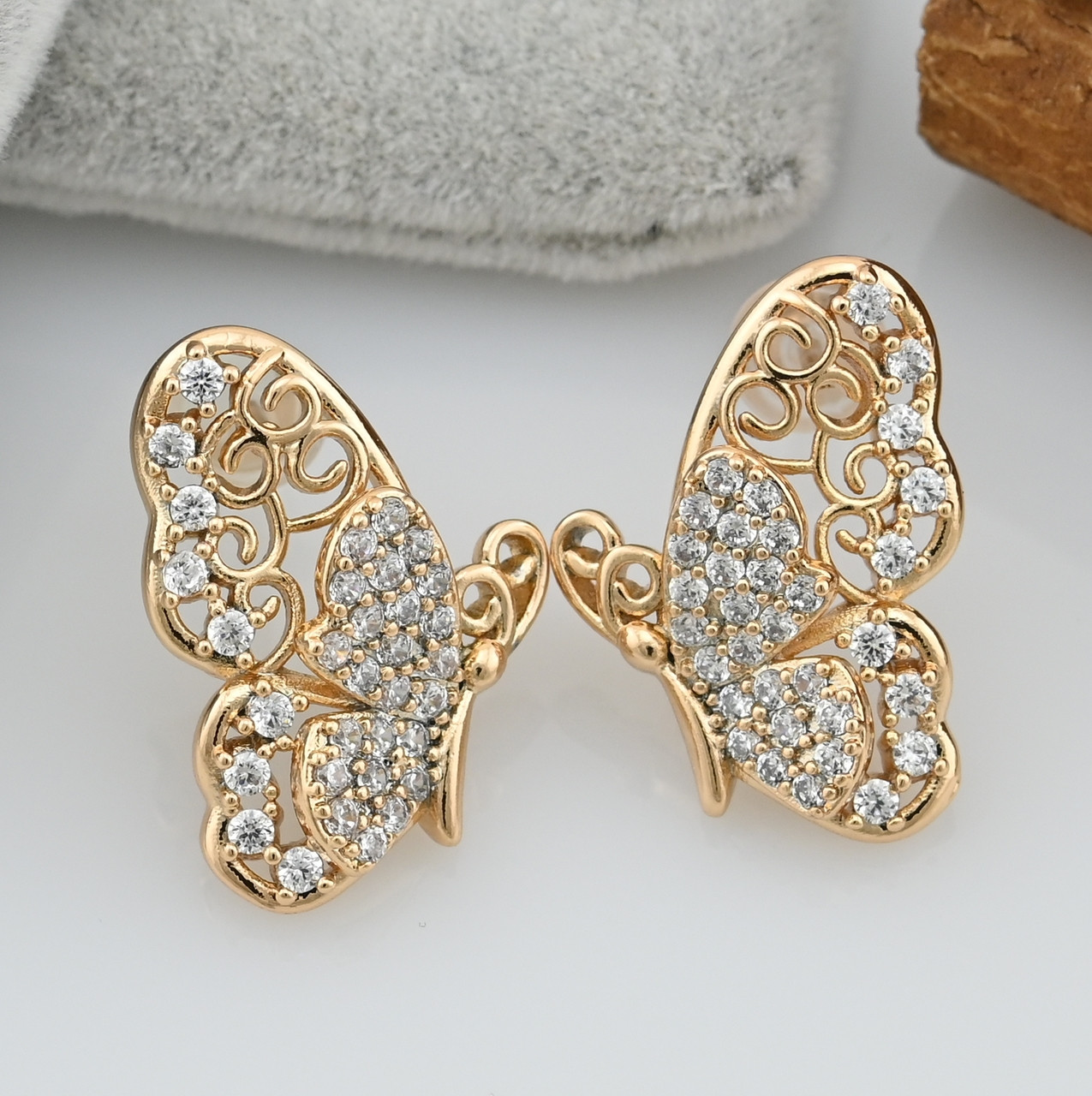 

Серьги Xuping 30513 размер 19х14 мм белые фианиты вес 3.4 г позолота 18К