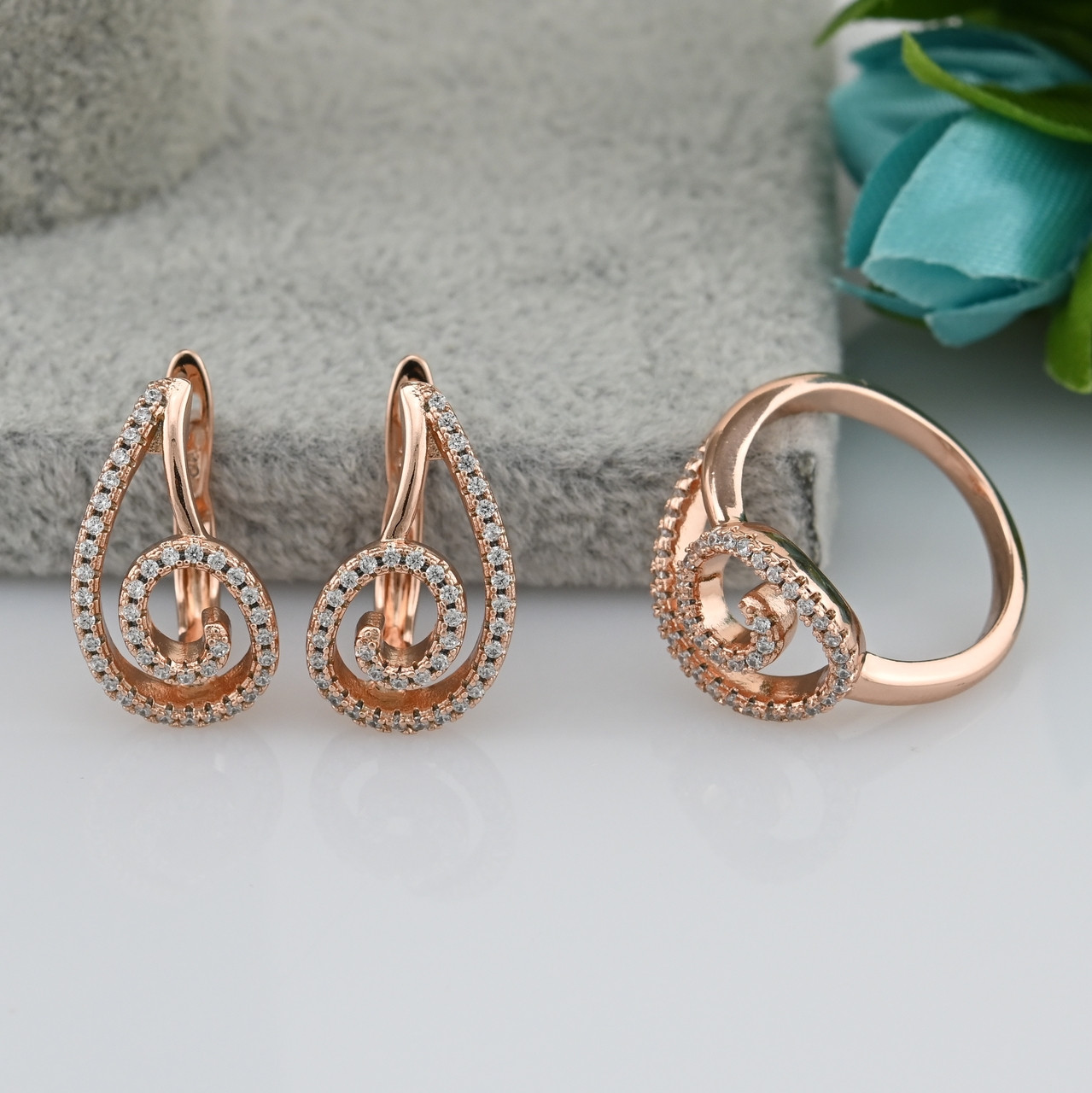 

Набор Xuping 30390 кольцо размер 16 + серьги 19х11 мм белые фианиты позолота РО