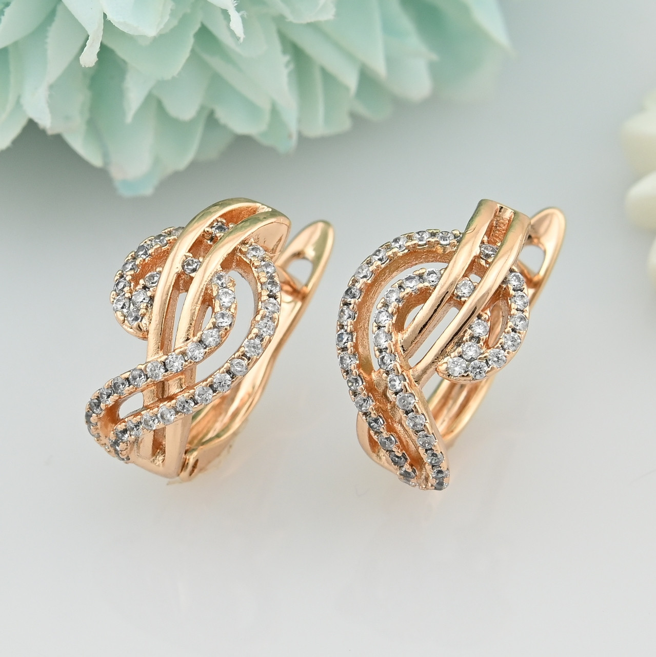 

Серьги Xuping 30526 размер 16х10 мм белые фианиты вес 3.0 г позолота 18К