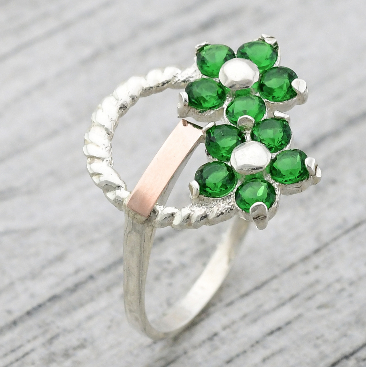 

Серебряное кольцо Фиалка, вставка зелёные фианиты, вес 2.81 г, размер 19