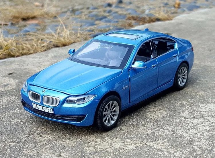 

Коллекционная машинка АвтоСвіт BMW 535 металлическая в масштабе 1:32 синяя