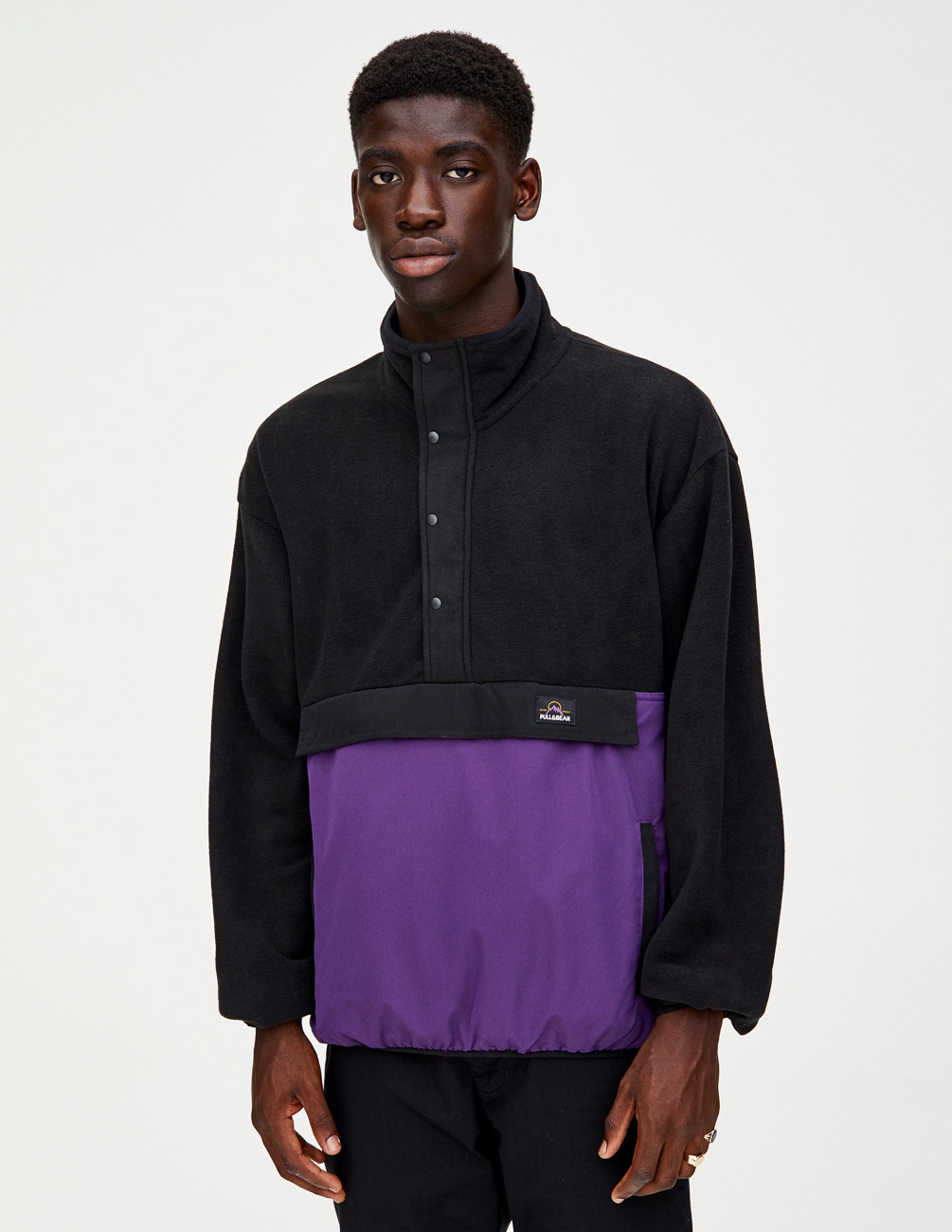 

Анорак PULL & BEAR М0107528 (9716/533/800) цвет черный-фиолетовый L