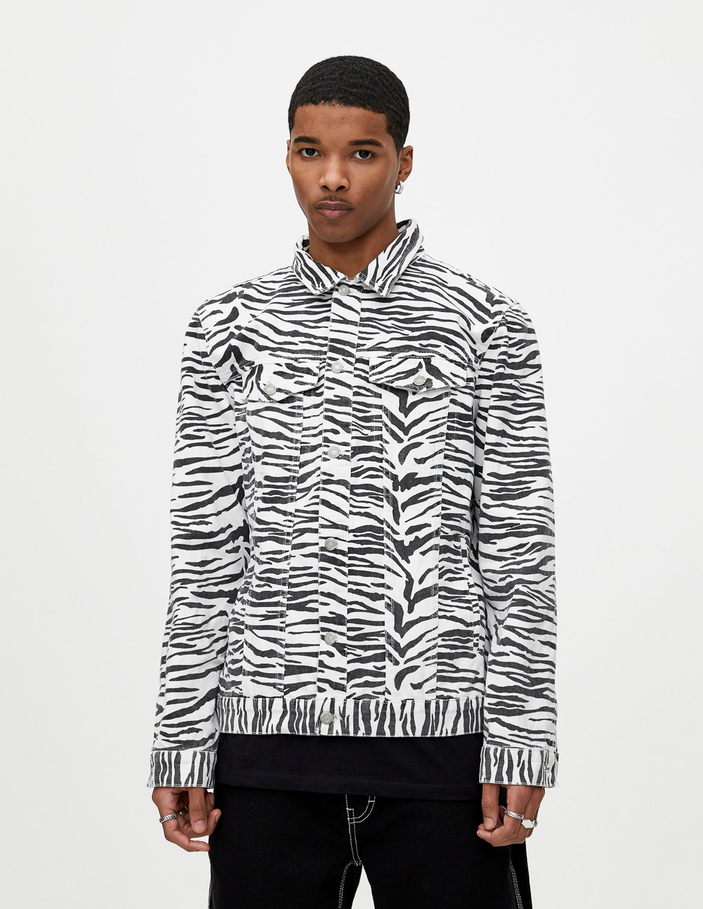 

Джинсовка PULL & BEAR М0107824 (5715/501/250) цвет белый-черный L
