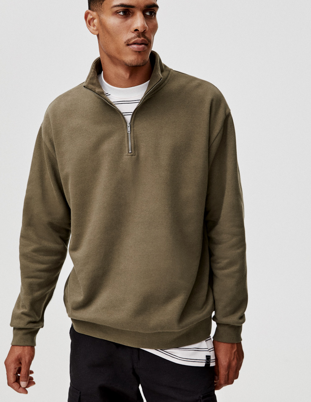 

Толстовка PULL & BEAR М0107509 (9596/522/505) цвет зеленый L
