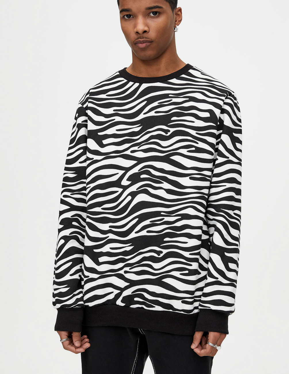 

Свитшот PULL & BEAR М0107511 (5590/564/250) цвет черный-белый S