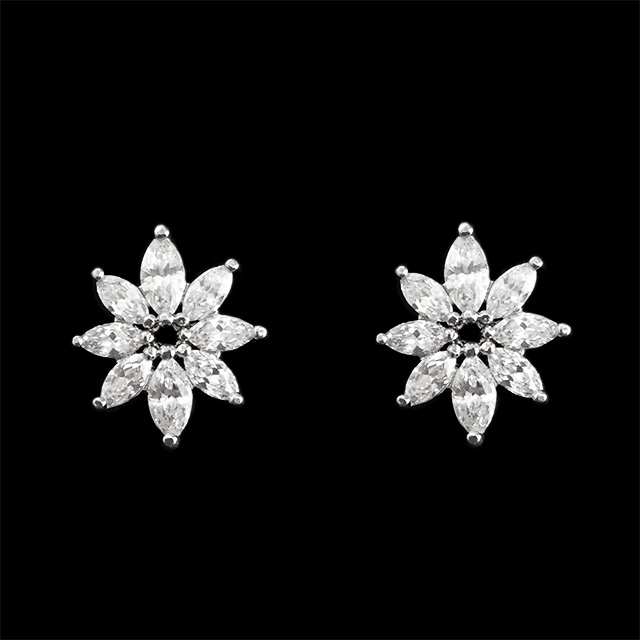 

Женские серьги Блестящий цветок DiaDemaGrand Серебряный с белым камнем (041859-15-2)