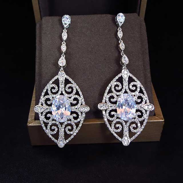 

Длинные серьги Кристальный щит DiaDemaGrand Серебряный с белым камнем (081502-15-2)