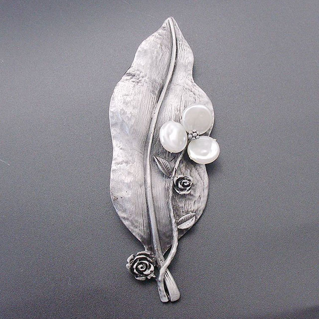 

Винтажная брошь Декоративный лист DiaDemaGrand Серый с белым жемчугом (081752-16-2)