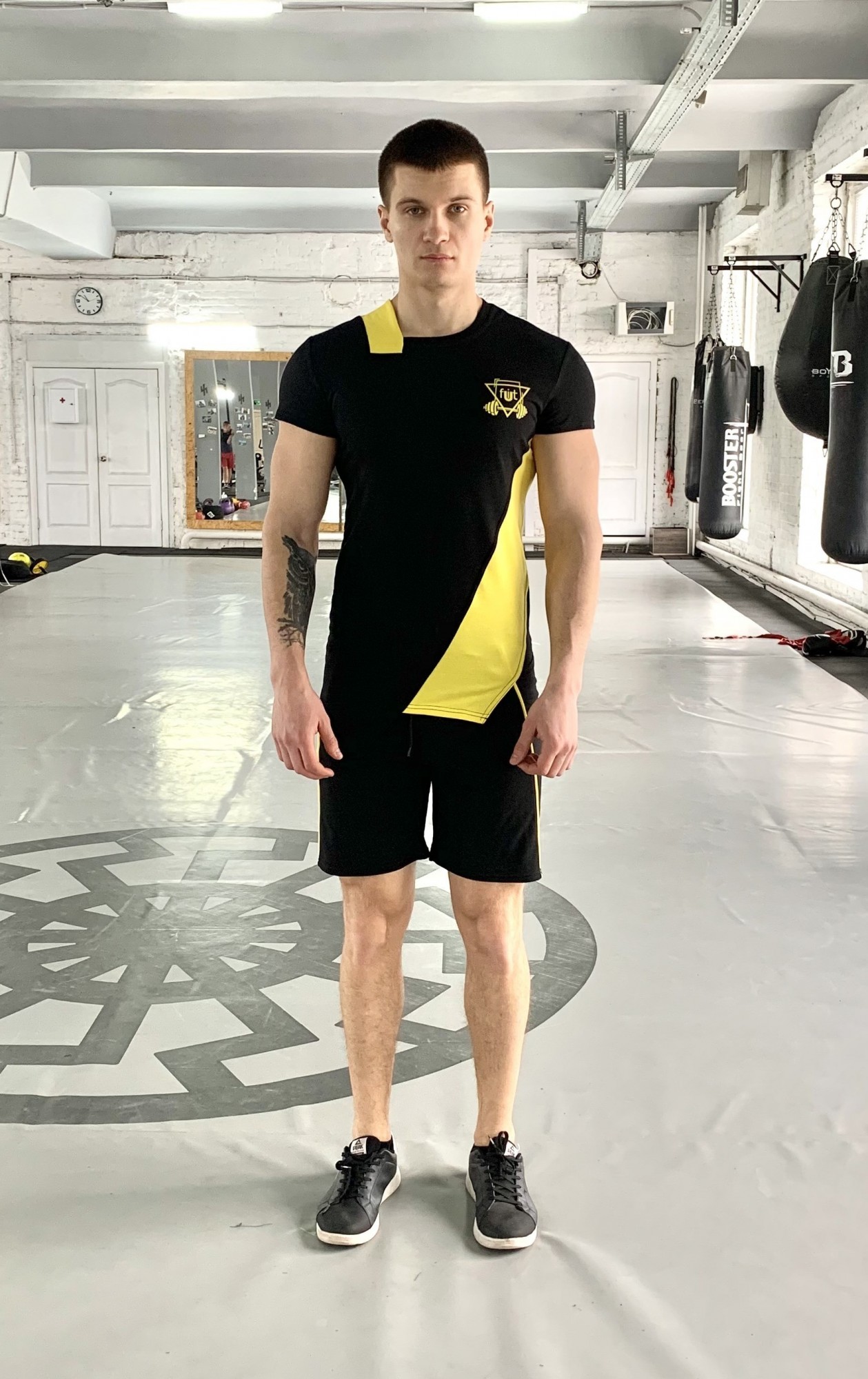 

Спортивный мужской набор (Футболка шорты) Grade y-black 1 0 FitU M Черный