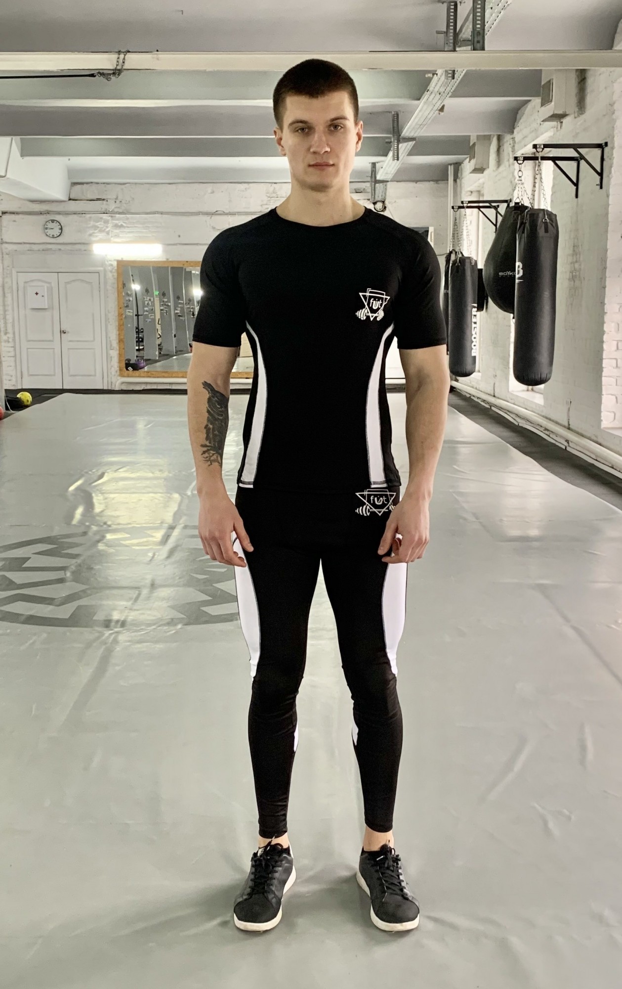 

Компрессионный мужской рашгард Armm w-black FitU L Черный