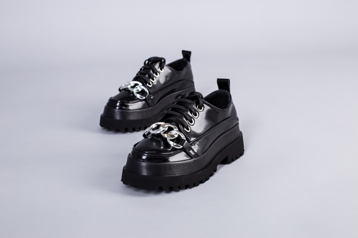 

Туфлі жіночі шкіряні на шнурках і з ланцюжком LuxuryShoes 5811/35 Чорний
