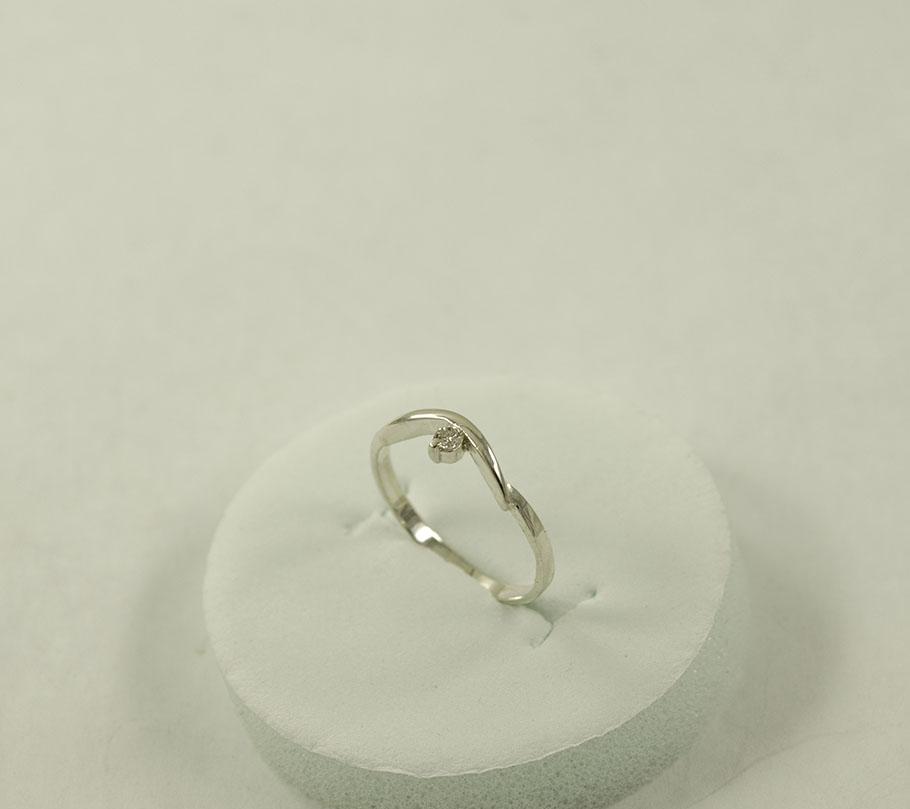 

Кольцо с одним бриллиантом Maxi Silver 9016