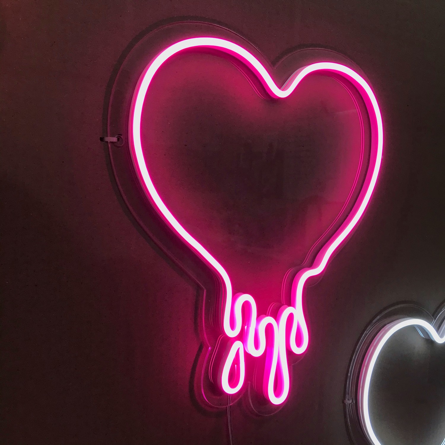 

Неоновый светильник Neon Lightning «Тающее сердце»
