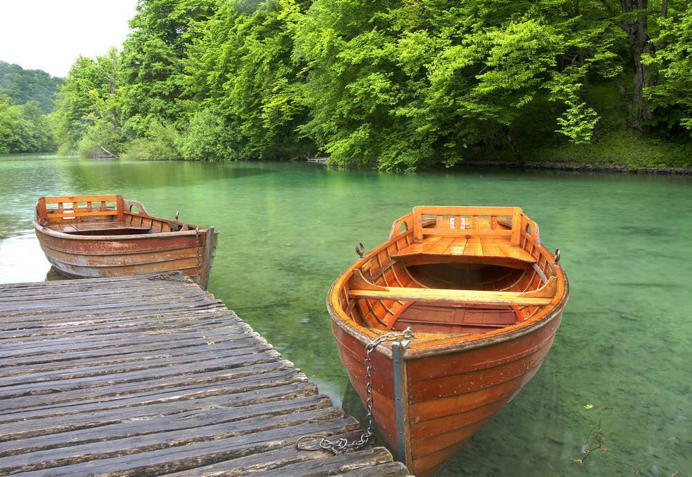 Деревянная лодка на воде фото