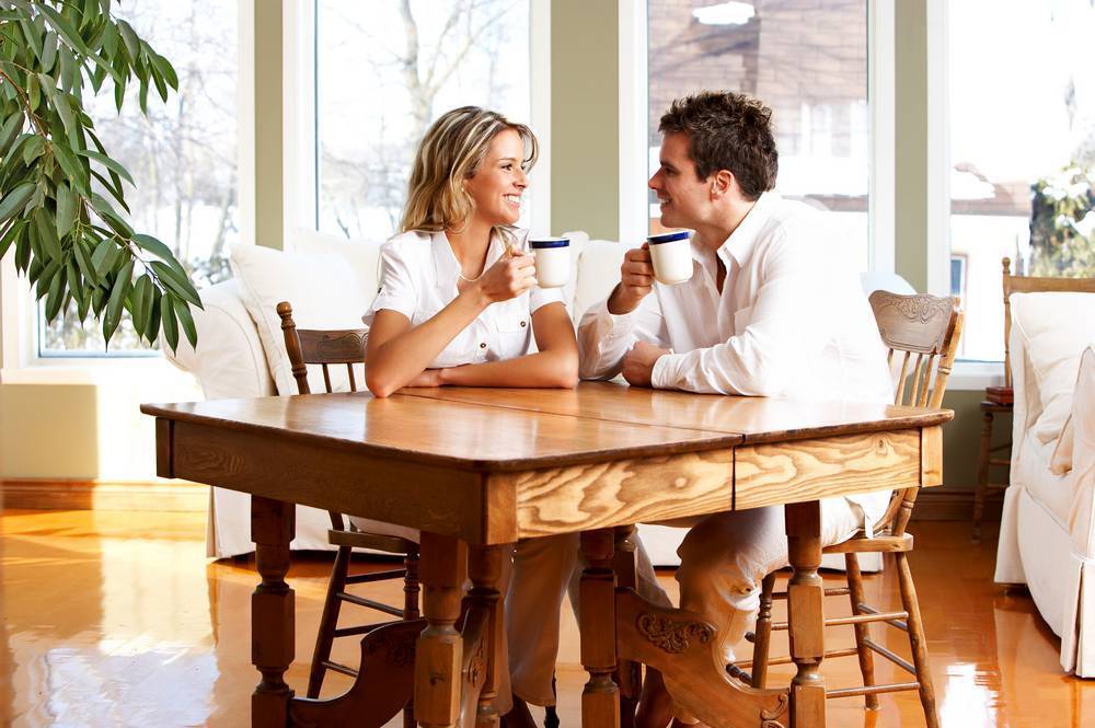Муж и жена в кафе