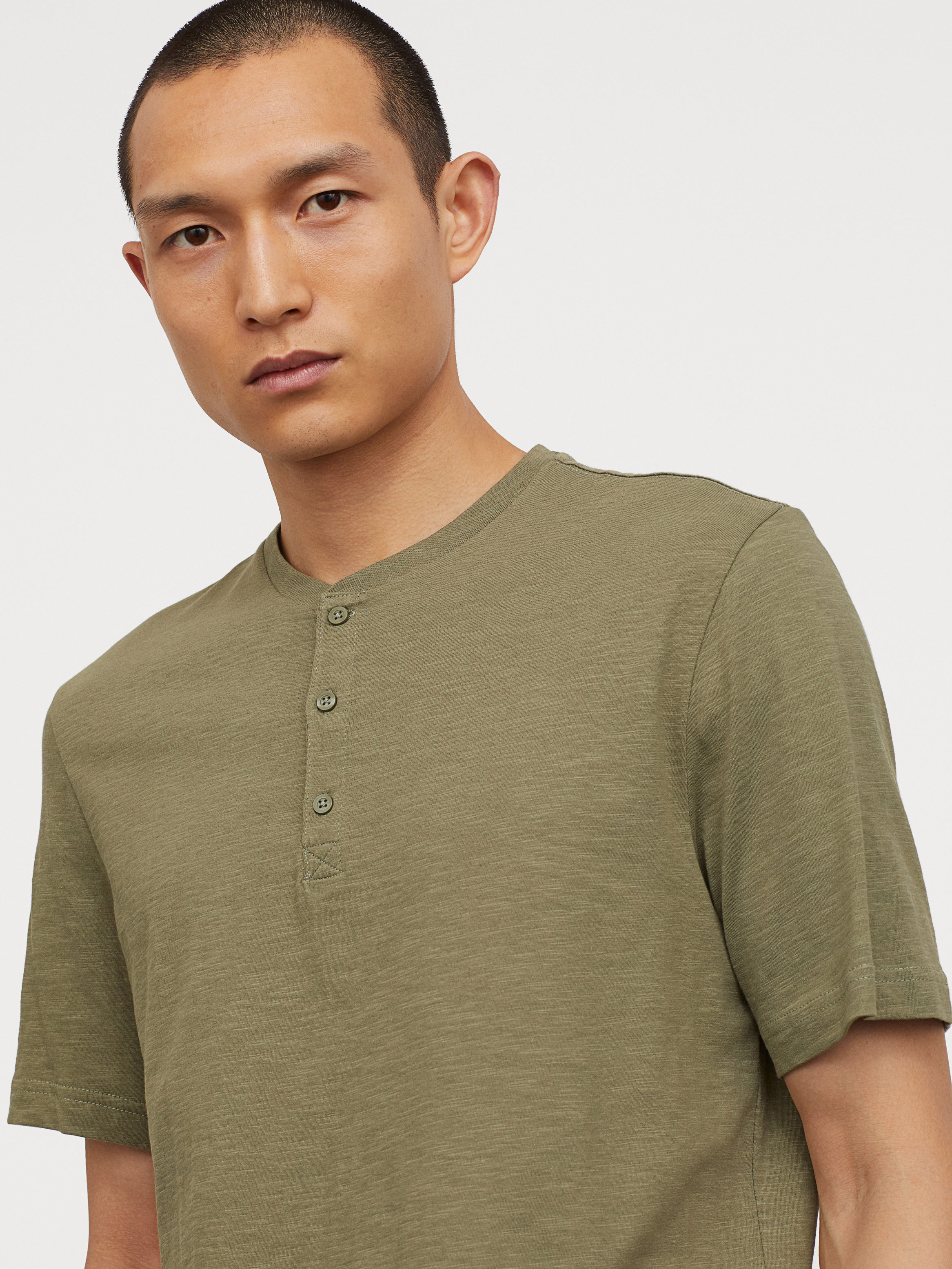 

Футболка H&M 060674180 M Хаки