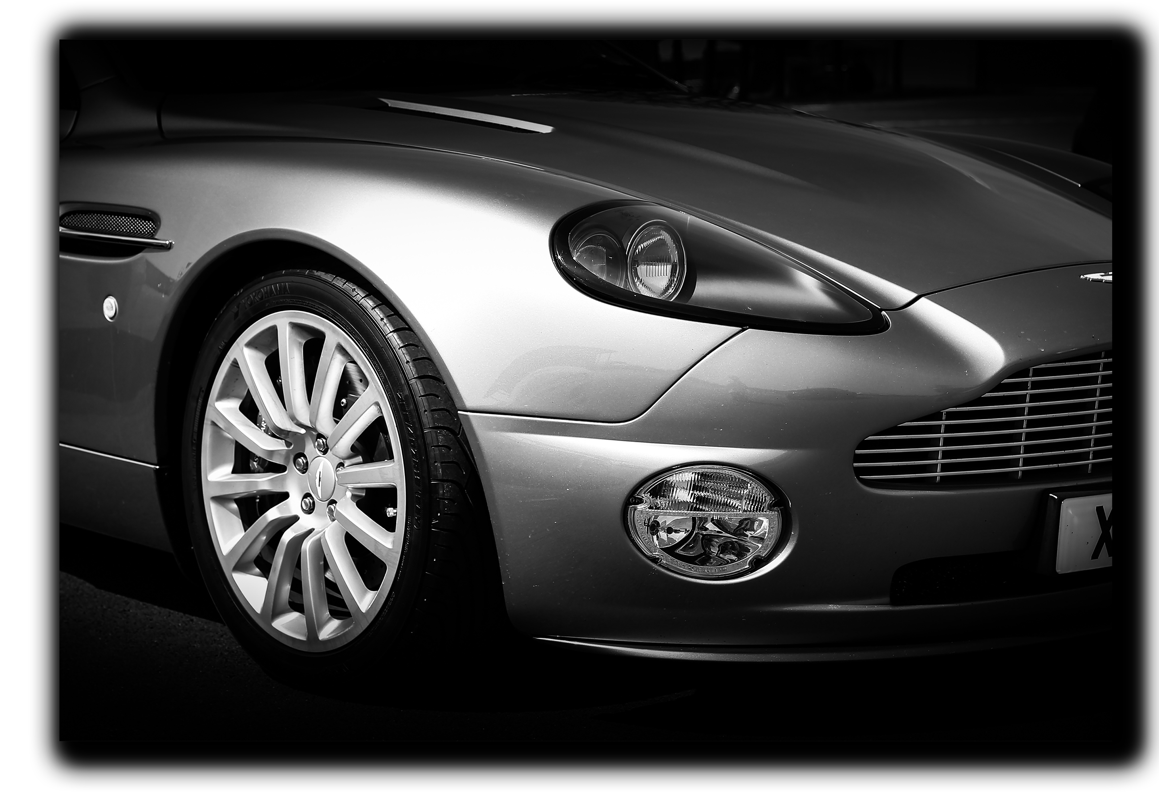 

картина на холсте Спортивное авто Aston Martin гранд туризмо Hotel Arizona HD 84 см x 127 см