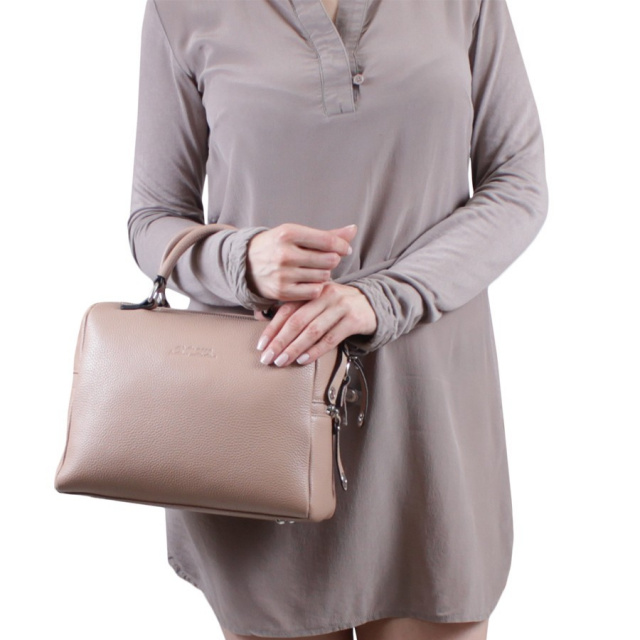 

Стильная сумочка из качественной телячьей кожи.20007/0208