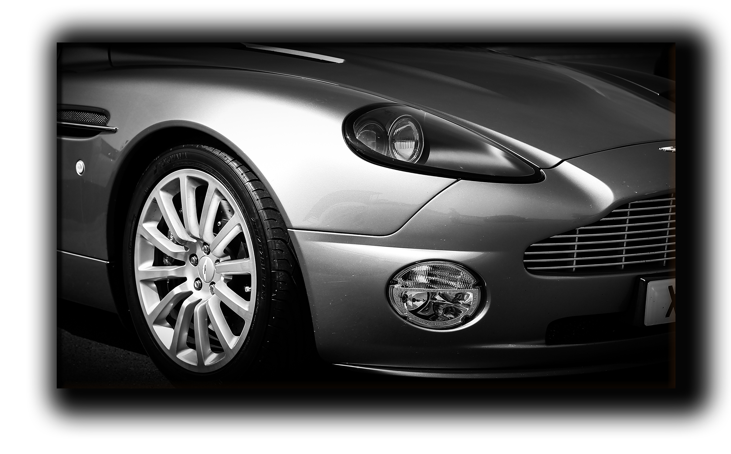 

картина на холсте Спортивное авто Aston Martin гранд туризмо Hotel Arizona HD 44 см x 77 см