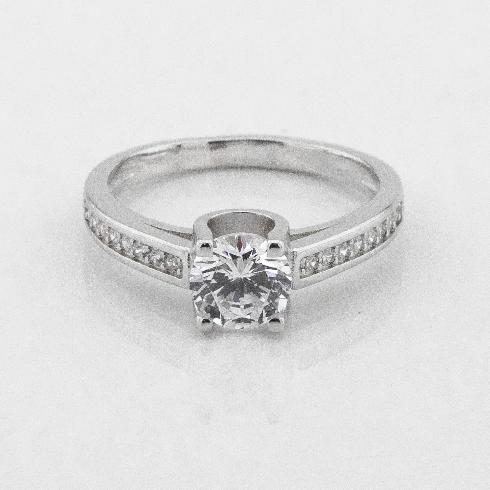 

Серебряное кольцо с фианитами K111693 Диамант, 19 размер