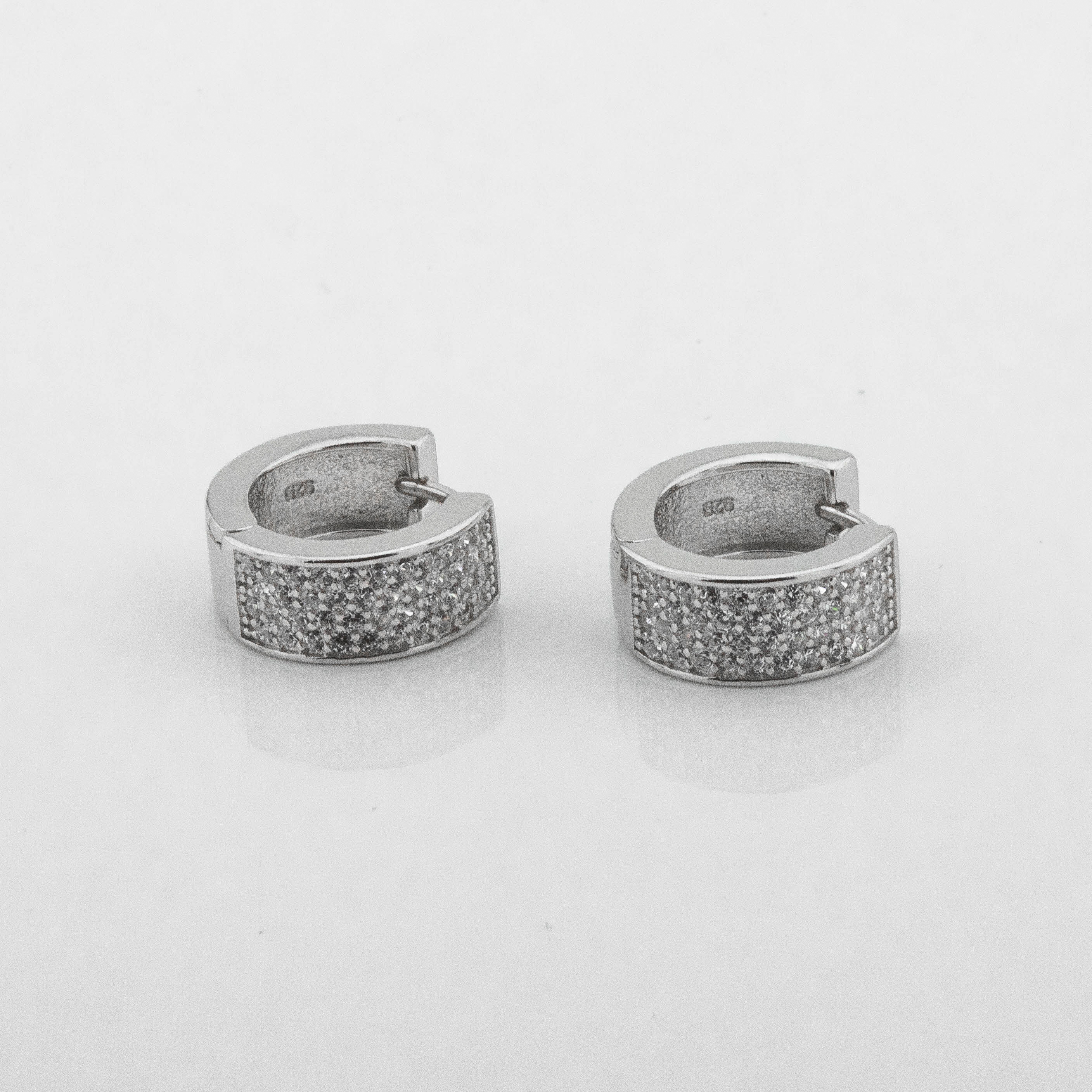 

Серебряные серьги-кольца с фианитами c121559 Диамант