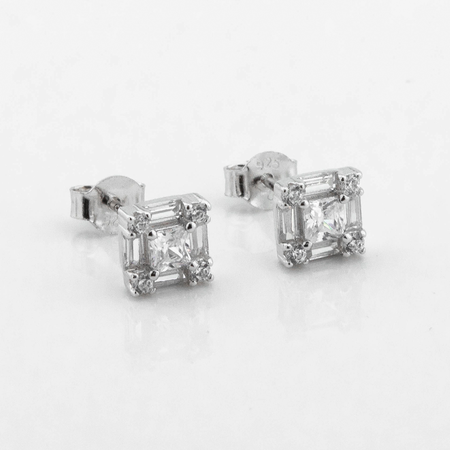 

Серебряные пусеты с фианитами c121681 Диамант
