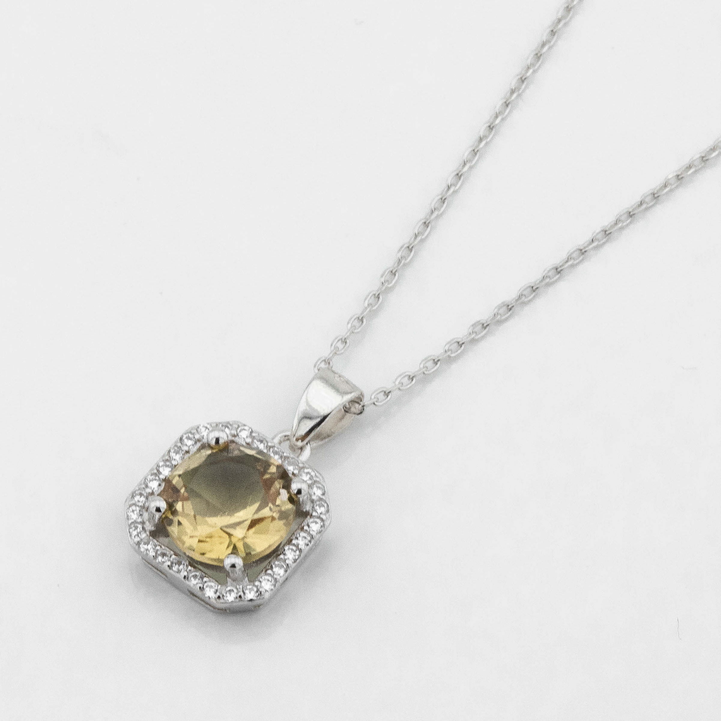 

Серебряное колье с султанитом и фианитами ko14579 Диамант, 45 размер