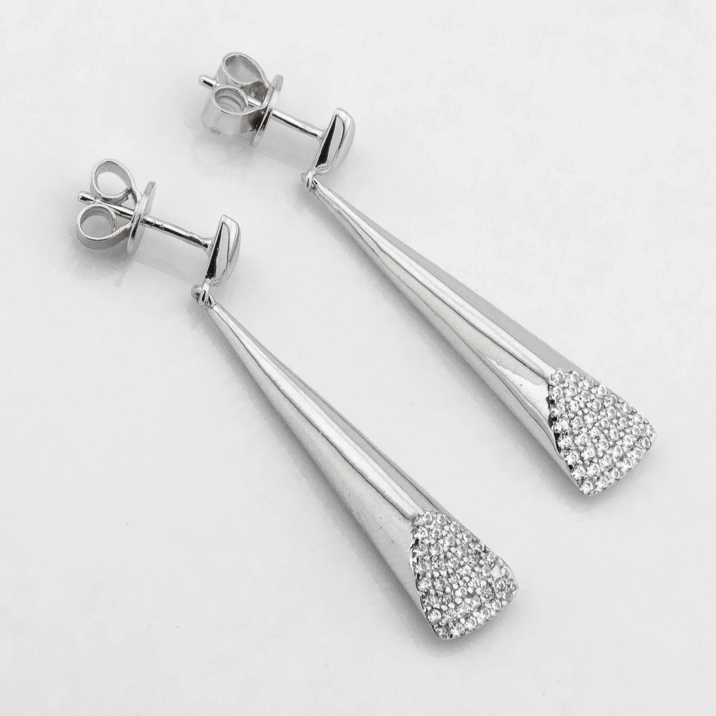 

Серебряные серьги с фианитами c121607 Диамант
