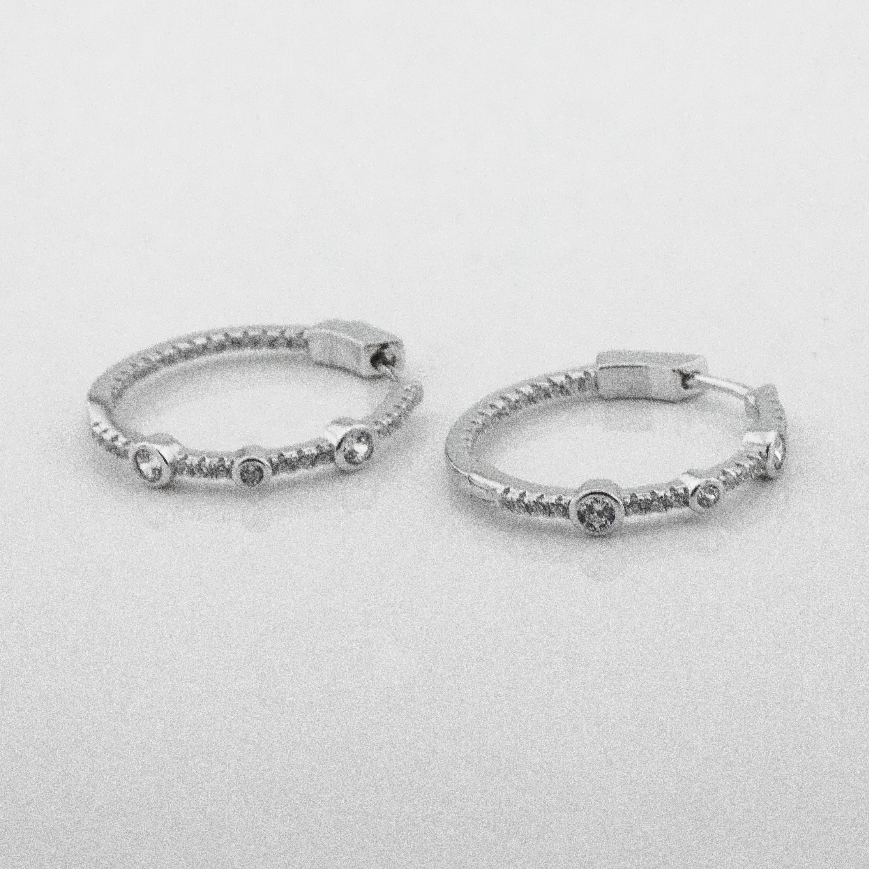 

Серебряные серьги-кольца с фианитами c121702 Диамант