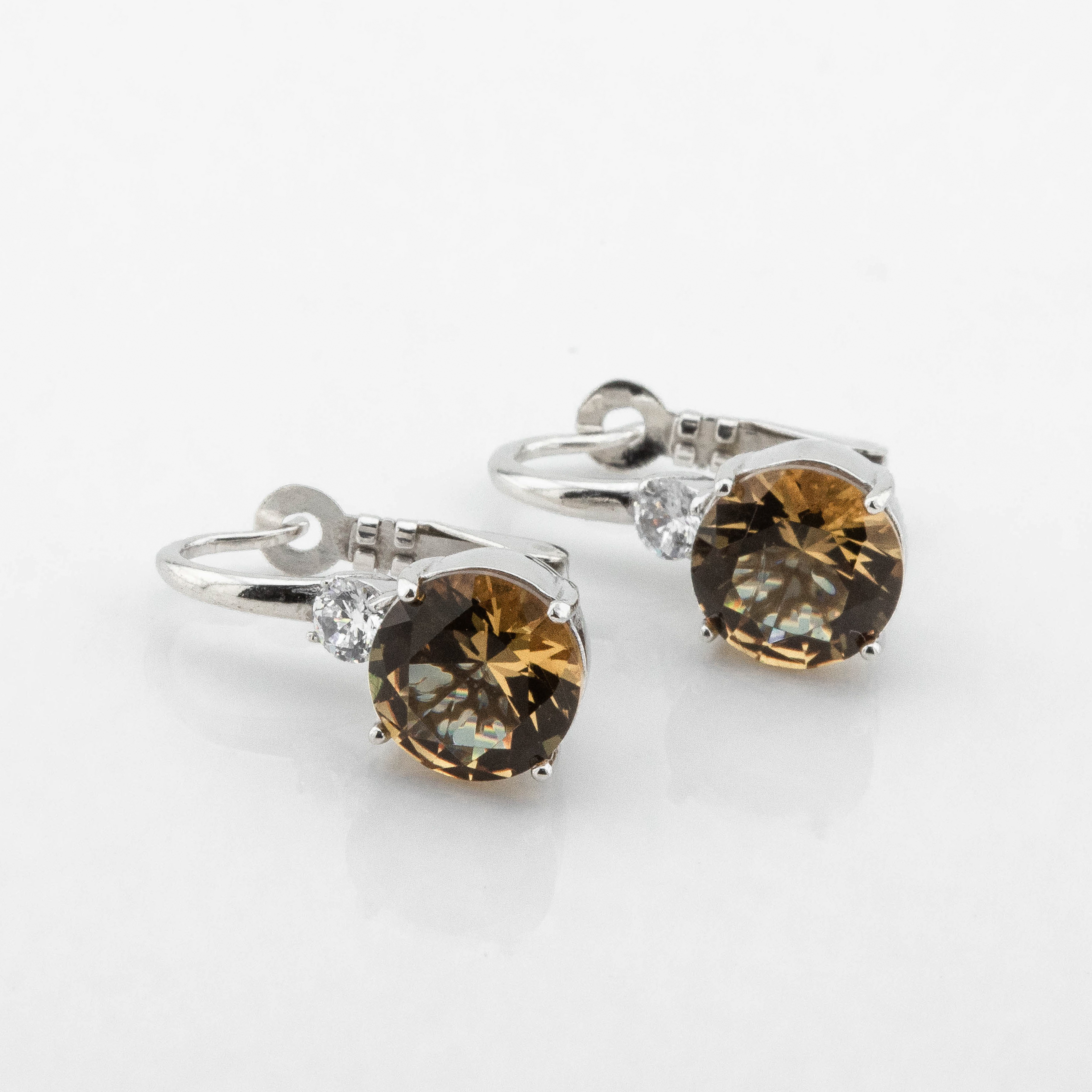 

Серебряные серьги с султанитами и фианитами c121610 Диамант